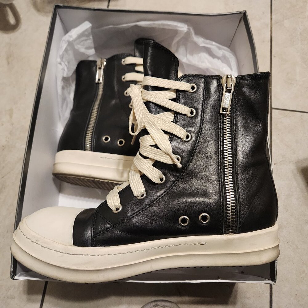 RICK OWENS SS26 TEMPLE SNEAKERS IN BLACK/MILK/MILK WASHED CALF